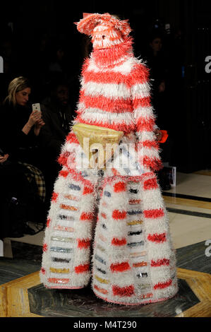 Model auf dem Laufsteg während der maddie Williams Modeschau bei Mode Scout AW18 am Freimaurer Hall, Covent Garden, London, UK. Fashion Scout erfolgt während der London Fashion Week. Maddie Williams graduierte von der Universität von Edinburgh im letzten Jahr, gewann Fashion Scout's Graduate Woche Catwalk Textiles Award und die Dame Vivienne Westwood ethische Award. 17. Februar 2018. Credit: Antony Nessel/Alamy leben Nachrichten Stockfoto