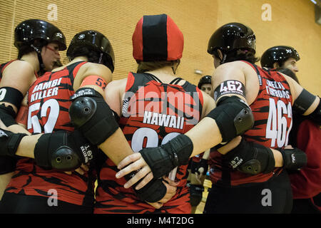 Madrid, Spanien. 17. Februar, 2018. Spieler von Roller Derby Madrid eine Versammlung vor dem Kampf mit Oxford Roller Derby A. © Valentin Sama-Rojo/Alamy Leben Nachrichten. Stockfoto