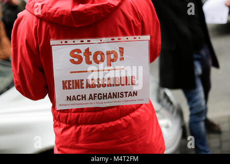 Frankfurt am Main, Deutschland. 17. Februar 2018. Eine Demonstrantin ein Schild auf der Jacke, die liest's Top - Keine Abschiebungen nach Afghanistan". Afghanen und Deutschen Unterstützer durch Frankfurt marschierte, für einen Stopp der Abschiebungen nach Afghanistan zu nennen, wie das Land nicht speichern. Sie protestierten auch gegen die aktuelle Präsident Ashraf Ghani und für die Demokratie in Afghanistan genannt. Der Protest war Teil eines europaweiten Tag des Protestes durch die europäischen Bürger gegen Abschiebung nach Afghanistan (Ecada). Quelle: Michael Debets/Alamy leben Nachrichten Stockfoto