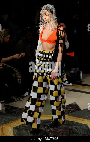 Model auf dem Laufsteg an der Susan Fang fashion show im Fashion Scout AW18 am Freimaurer Hall, Covent Garden, London, UK. Fashion Scout erfolgt während der London Fashion Week. Susan graduierte von Central St. Martins im Jahr 2015. 17. Februar 2018. Credit: Antony Nessel/Alamy leben Nachrichten Stockfoto