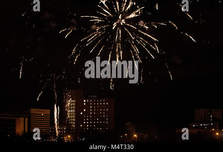 Madrid, Spanien. 17. Februar, 2018. Feuerwerk während der Laterne Feier des Chinesischen Neujahrsfestes am 17. Februar in Madrid, Spanien 2018. Die Chinesisches Neujahrsfest oder Frühlingsfest, am 16. Februar dieses Jahres begonnen, die das Jahr des Hundes. © David Gato/Alamy leben Nachrichten Stockfoto