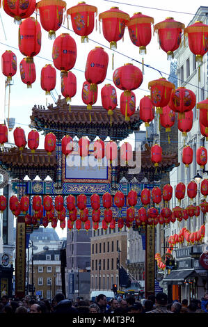 London - 16. Februar 2018: Londons Chinatown wird zur chinesischen neuen Jahres, zu Beginn des Jahres des Hundes Credit: Douglas MacKenzie/Alamy Leben Nachrichten feiern Stockfoto