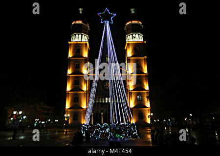 Maturin, Monagas, Venezuela. 24 Nov, 2014. November 24, 2014. Die Kathedrale Unserer Lieben Frau von Carmen ist eine katholische Tempel in Matur'n gelegen, Monagas state, Venezuela. Es ist die größte und beste geschmückte Kirche im Land, auch von der Höhe ihrer Kuppeln, ist der zweithöchste in Lateinamerika durch die Basilika Unserer Lieben Frau von Guadalupe in Mexiko vorausgegangen. Sein Bau begann am 16. Juli 1959, genau am Tag der Nuestra Se'' "Ora del Carmen, und war 22 Jahre später eröffnet wurde, am 23. Mai 1981. Matur'n, Monagas State, Venezuela. Foto: Juan Carlos Hernandez (Credit Stockfoto