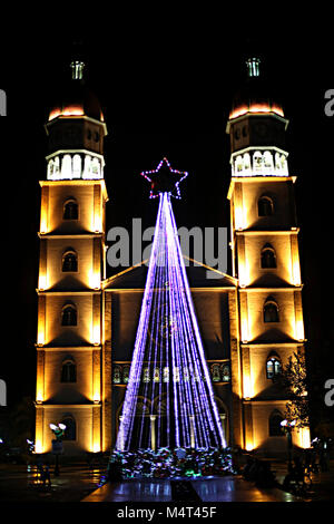 Maturin, Monagas, Venezuela. 24 Nov, 2014. November 24, 2014. Die Kathedrale Unserer Lieben Frau von Carmen ist eine katholische Tempel in Matur'n gelegen, Monagas state, Venezuela. Es ist die größte und beste geschmückte Kirche im Land, auch von der Höhe ihrer Kuppeln, ist der zweithöchste in Lateinamerika durch die Basilika Unserer Lieben Frau von Guadalupe in Mexiko vorausgegangen. Sein Bau begann am 16. Juli 1959, genau am Tag der Nuestra Se'' "Ora del Carmen, und war 22 Jahre später eröffnet wurde, am 23. Mai 1981. Matur'n, Monagas State, Venezuela. Foto: Juan Carlos Hernandez (Credit Stockfoto