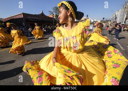 Los Angeles, Kalifornien, USA. 17 Feb, 2018. Tänzer während der 119 jährlichen Chinesischen neue Jahr ''Golden Dragon Parade'' in den Straßen von Chinatown in Los Angeles, Februar 17, 2018. Credit: Ringo Chiu/ZUMA Draht/Alamy leben Nachrichten Stockfoto