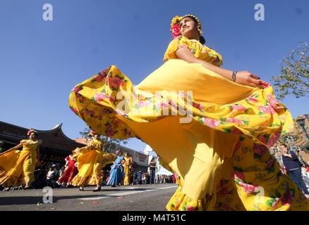 Los Angeles, Kalifornien, USA. 17 Feb, 2018. Tänzer während der 119 jährlichen Chinesischen neue Jahr ''Golden Dragon Parade'' in den Straßen von Chinatown in Los Angeles, Februar 17, 2018. Credit: Ringo Chiu/ZUMA Draht/Alamy leben Nachrichten Stockfoto