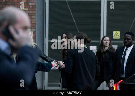 Keira Knightley kommt an Burberry London Fashion Week zeigen, wo er von mehr als Hundert anti erfüllt wurde - Pelz Demonstranten. Sie blicken in Richtung der Protest. Quelle: John Clarke/Alamy leben Nachrichten Stockfoto