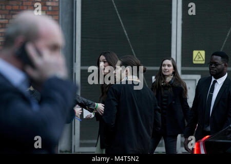 Keira Knightley kommt an Burberry London Fashion Week zeigen, wo er von mehr als Hundert anti erfüllt wurde - Pelz Demonstranten. Sie blicken in Richtung der Protest. Quelle: John Clarke/Alamy leben Nachrichten Stockfoto