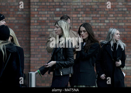 Keira Knightley kommt an Burberry London Fashion Week zeigen, wo er von mehr als Hundert anti erfüllt wurde - Pelz Demonstranten. Sie blicken in Richtung der Protest. Quelle: John Clarke/Alamy leben Nachrichten Stockfoto