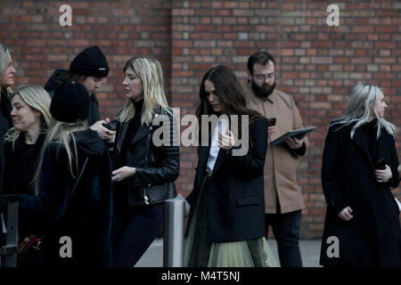 Keira Knightley kommt an Burberry London Fashion Week zeigen, wo er von mehr als Hundert anti erfüllt wurde - Pelz Demonstranten. Sie blicken in Richtung der Protest. Quelle: John Clarke/Alamy leben Nachrichten Stockfoto