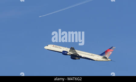 Richmond, British Columbia, Kanada. 1 Jan, 2018. Ein Delta Air Lines Boeing757-200 (N655DL) Airborne nachdem es vom internationalen Flughafen Vancouver. Credit: bayne Stanley/ZUMA Draht/Alamy leben Nachrichten Stockfoto