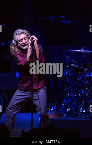 Toronto, Kanada. 17 Feb, 2018. Robert Plant führt mit dem sensationellen Platz Laufräder bei Massey Hall in Toronto. Credit: Bobby Singh/Alamy leben Nachrichten Stockfoto