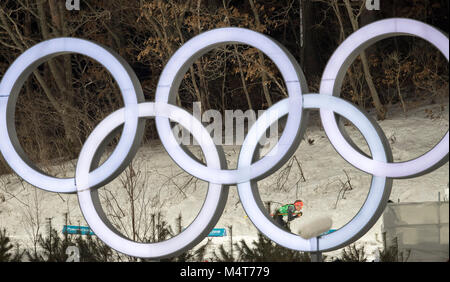 Allgemein, Feature, Randmotiv, Im Vordergrund olympische Ringe, im Hintergrund Katharina HENNIG, GER, Aktion, Ski Langlaufen 4 x 5 km Staffel der Frauen, Langlaufen - Damen 4 x 5 km Staffel, Alpensia Langlauf Center am 17.02.2018 Olympische Winterspiele 2018, vom 09.02. - 25.02.2018 in PyeongChang/Suedkorea. | Verwendung weltweit Stockfoto