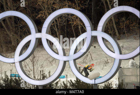 Allgemein, Feature, Randmotiv, Im Vordergrund olympische Ringe, im Hintergrund Victoria CARL, GER, Aktion, Ski Langlaufen 4 x 5 km Staffel der Frauen, Langlaufen - Damen 4 x 5 km Staffel, Alpensia Langlauf Center am 17.02.2018 Olympische Winterspiele 2018, vom 09.02. - 25.02.2018 in PyeongChang/Suedkorea. | Verwendung weltweit Stockfoto