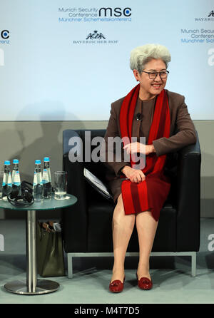 München, Deutschland. 17 Feb, 2018. Fu Ying, Vorsitzende des Ausschusses für Auswärtige Angelegenheiten des Nationalen Volkskongresses, China's Top Gesetzgebung, nimmt an einer Podiumsdiskussion über die nukleare Sicherheit während der 54. Muenchner Sicherheitskonferenz (MSC) in München, Deutschland, am 13.02.17., 2018. Credit: Luo Huanhuan/Xinhua/Alamy leben Nachrichten Stockfoto