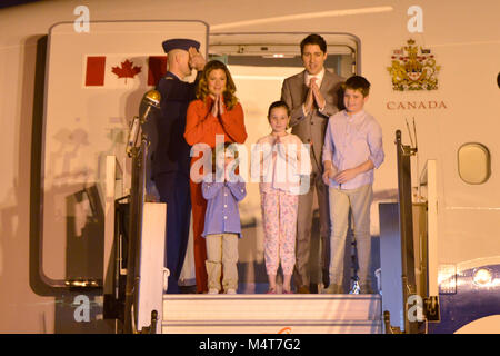 New Delhi, Indien. 17 Feb, 2018. Kanadische Premierminister Justin Trudeau (2. R) kommt in New Delhi, Indien, Jan. 17, 2018. Kanadische Premierminister Justin Trudeau kam in Indien Samstag auf einen einwöchigen Besuch. Credit: Partha Sarkar/Xinhua/Alamy leben Nachrichten Stockfoto