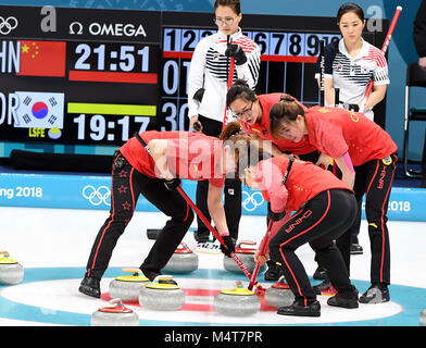 Pyeongchang, Südkorea. 18 Feb, 2018. Chinesische Sportler konkurrieren, während Frauen Round Robin bei Curling gegen Südkorea an 2018 PyeongChang Winter-olympischen Spiele bei Gangneung Curling Center, Tainan, Südkorea, Jan. 18, 2018. China verlor 5:12. Quelle: Ma Ping/Xinhua/Alamy leben Nachrichten Stockfoto