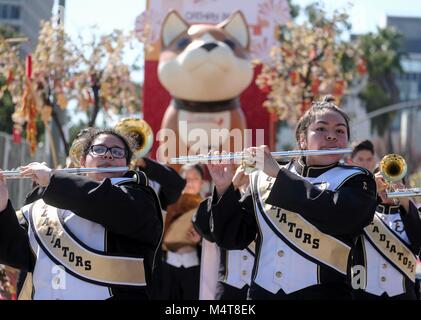 Los Angeles, USA. 17 Feb, 2018. Mitglieder einer marching band, während die 119 'Golden Dragon Parade" durchführen, das chinesische Mondjahr in den Straßen von Chinatown in Los Angeles, USA, Februar 17, 2018 zu feiern. Credit: Zhao Hanrong/Xinhua/Alamy leben Nachrichten Stockfoto