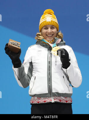 Pyeongchang, PyeongChang. 18 Feb, 2018. Meister Anastasiya Kuzmina der Slowakei Posen für Fotos während der siegerehrung der Frauen 12,5 km Massenstart bei Biathlon am 2018 PyeongChang Winter-olympischen Spiele auf der Medal Plaza, PyeongChang, Jan. 18, 2018. Credit: Li Gang/Xinhua/Alamy leben Nachrichten Stockfoto