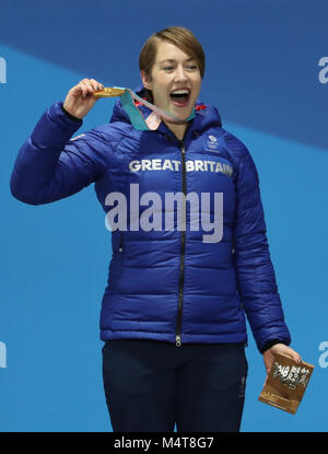 Pyeongchang, PyeongChang. 18 Feb, 2018. Champion's Großbritannien Lizzy Yarnold Posen für Fotos während der siegerehrung der Frauen bei Skelett an 2018 PyeongChang Winter-olympischen Spiele auf der Medal Plaza, PyeongChang, Jan. 18, 2018. Credit: Li Gang/Xinhua/Alamy leben Nachrichten Stockfoto