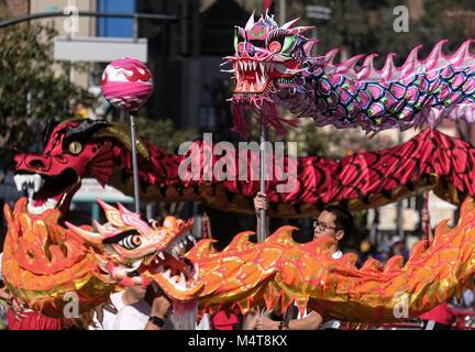 Los Angeles, USA. 17 Feb, 2018. Dragon Tänzer während der 119 'Golden Dragon Parade" veranstaltet das chinesische Mondjahr in den Straßen von Chinatown in Los Angeles, USA, Februar 17, 2018 zu feiern. Credit: Zhao Hanrong/Xinhua/Alamy leben Nachrichten Stockfoto