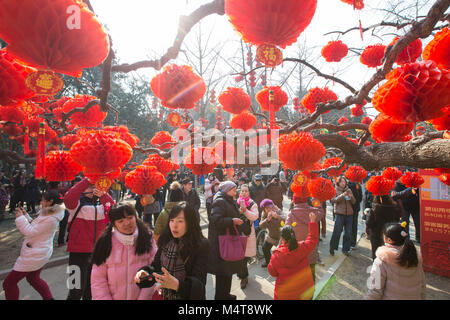 Peking, China. 18 Feb, 2018. Touristen besuchen einen Tempel Messe an Ditan Park in Peking, der Hauptstadt von China, Februar 18, 2018. Eine Vielzahl der Tempel Messen wurden im ganzen Land während der Spring Festival Urlaub statt. Credit: Su Yang/Xinhua/Alamy leben Nachrichten Stockfoto