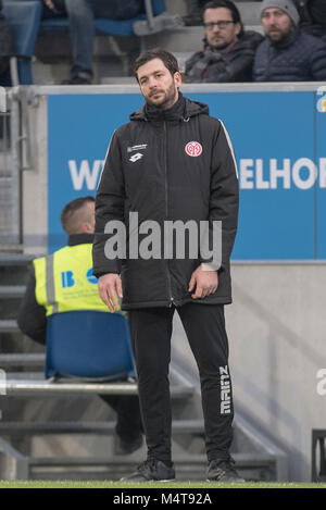 Sinsheim, Deutschland. 10 Feb, 2018. Trainer Sandro SCHWARZ (MZ) mutlos an der Seitenlinie; Fussball 1. 1. Fussballbundesliga, 22. Spieltag, TSG 1899 Hoffenheim (1899) - FSV FSV FSV Mainz 05 (MZ) 4:2, am 10.02.2018 in Sinsheim/Deutschland. | Verwendung der weltweiten Kredit: dpa/Alamy leben Nachrichten Stockfoto