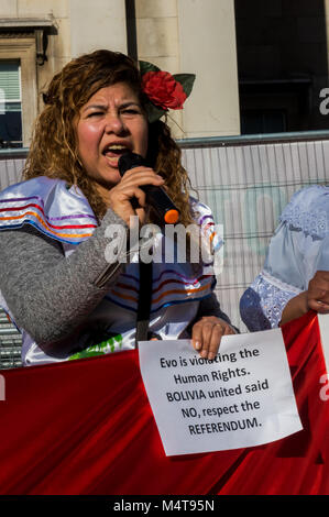 Februar 17, 2018 - London, UK. 17. Februar 2018. Bolivianer protestieren auf dem Trafalgar Square gegen Präsident Evo Morales, der Oberste Gerichtshof Rechtsmittel, die ihm erlaubt, für eine vierte Amtszeit im Jahr 2019 nach einem Referendum am 21. Februar 2016, die Verfassungsänderung gestimmt hatte gewonnen. Die Regierung argumentierte es wegen eines illegalen verleumderische Kampagne gegen Morales, der erste indigene Führer des Landes, im Amt seit 2006 verloren hatte, und sagt, er braucht mehr Zeit an der Macht, um das Programm seiner Partei der sozialen Reformen zu konsolidieren. Die Demonstranten werfen ihm vor, dass Sie eine d sein. Stockfoto