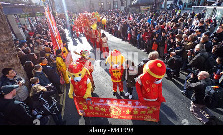 London, Großbritannien. 18. Februar 2018. Die Teilnehmer an der Parade zum chinesischen Neujahrsfest zum Jahr des Hundes in London Quelle: Paul Brown/Alamy leben Nachrichten Stockfoto