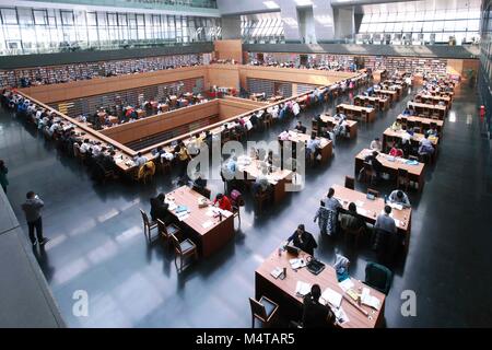 Peking, China. 18 Feb, 2018. Die Menschen lesen die chinesische Nationalbibliothek in Peking, der Hauptstadt von China, Februar 18, 2018, den vierten Tag der Spring Festival Urlaub. Credit: Chen Xiaogen/Xinhua/Alamy leben Nachrichten Stockfoto