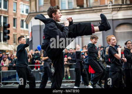 London, Großbritannien. 18 Feb, 2018. Ein junger Mann gesehen, die traditionelle chinesische Kampfkunst auf dem Chinatown Straßen während der Chinesischen neue Jahr Feier. Chinesische London Gemeinschaft feiern das Jahr des Hundes, mit dem größten chinesischen Neujahrsfest außerhalb Asiens. Jedes Jahr werden Tausende von Menschen auf den Straßen von Chinatown Abstieg eine bunte Parade, freie Bühne und traditionelles Chinesisch Essen zu genießen. Credit: Brais G. Rouco/SOPA/ZUMA Draht/Alamy leben Nachrichten Stockfoto