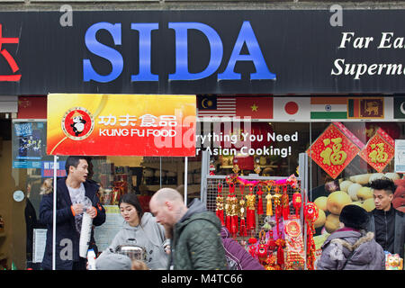 Liverpool UK. 18. Februar 2018. Die Menschen in der Chinatown von Liverpool mit Souvenirs während der Feiern zum chinesischen Neujahrsfest. Credit: Ken Biggs/Alamy leben Nachrichten Stockfoto