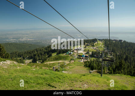 North Vancouver, British Columbia, Kanada. Nach Grouse Mountain Peak Sessellift; Vancouver Metro, Festland im Hintergrund. Stockfoto