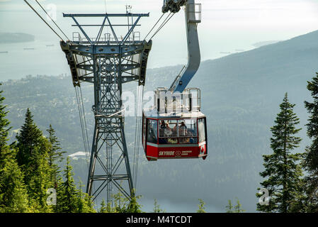 North Vancouver, British Columbia, Kanada. Grouse Mountain Skyride Auto in der Nähe der Oberseite mit Blick auf die Burrard Inlet, Pazifischer Ozean, im Hintergrund. Stockfoto