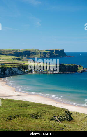 Blick über White Park Bay und Portbraddan, Causeway-Küste, County Antrim, Nordirland. Stockfoto