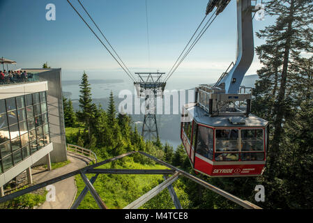 North Vancouver, British Columbia, Kanada. Grouse Mountain Skyride an der Spitze mit Blick auf die Burrard Inlet, Pazifischer Ozean, im Hintergrund. Stockfoto