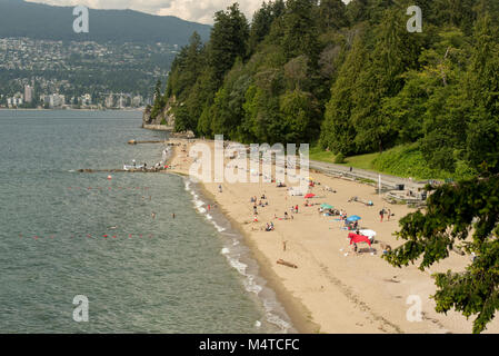 Vancouver, British Columbia, Kanada. Besucher am dritten Strand am Stanley Park an einem Sommernachmittag. Stockfoto