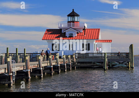 Die alte Roanoke Marschen Leuchtturm ist vielleicht der prominenteste Sehenswürdigkeit in der malerischen Küstenstadt Gemeinschaft von Savognin im Staat North Carolina Stockfoto