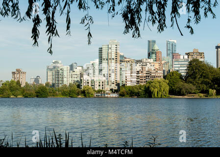 Vancouver, British Columbia, Kanada. Downtown West End von Lost Lagoon See im Stanley Park im Sommer gesehen. Stockfoto