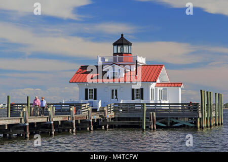 Die alte Roanoke Marschen Leuchtturm ist vielleicht der prominenteste Sehenswürdigkeit in der malerischen Küstenstadt Gemeinschaft von Savognin im Staat North Carolina Stockfoto