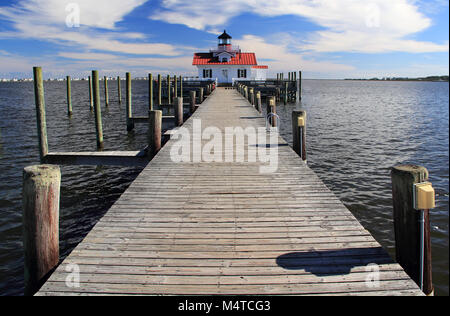 Die alte Roanoke Marschen Leuchtturm ist vielleicht der prominenteste Sehenswürdigkeit in der malerischen Küstenstadt Gemeinschaft von Savognin im Staat North Carolina Stockfoto