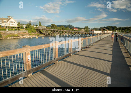 Bellingham, WA, USA. Der Taylor Street Promenade auf Bellingham Bay an einem Sommerabend. Stockfoto