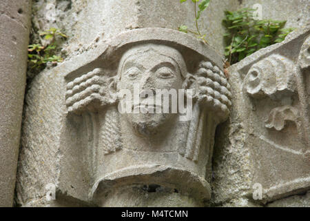 Steinbildhauerei im 13. Jahrhundert Corcomroe Abbey, County Clare, Irland. Stockfoto