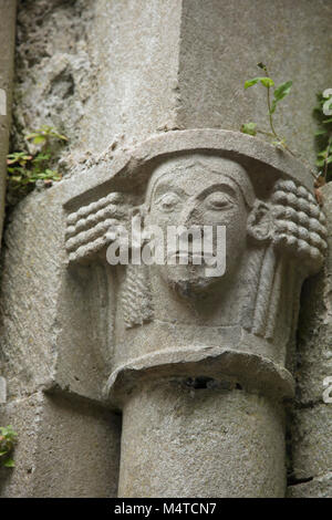 Steinbildhauerei im 13. Jahrhundert Corcomroe Abbey, County Clare, Irland. Stockfoto