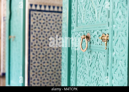 Orientalische goldene Türklinke auf einem türkis Gate Stockfoto