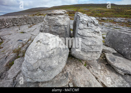 Kalkstein Bürgersteig und Felsbrocken im Burren, County Clare, Irland. Stockfoto