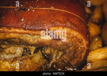 Roulade von Speck mit Pilzen und Kartoffeln im Ofen gebacken Stockfoto