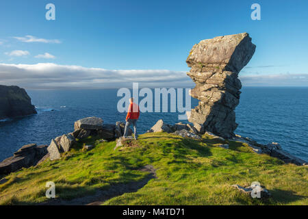 Wanderer und Felsformation an der Hag Kopf, die Klippen von Moher an der Küste zu Fuß, County Clare, Irland. Stockfoto