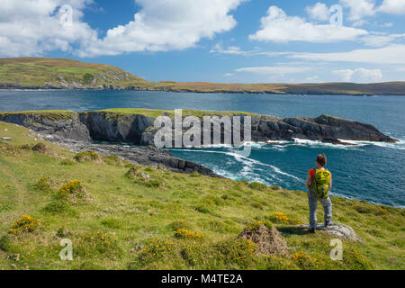 Wanderer zu Illanebeg Insel suchen, dursey Island, Beara Halbinsel, County Cork, Irland. Stockfoto