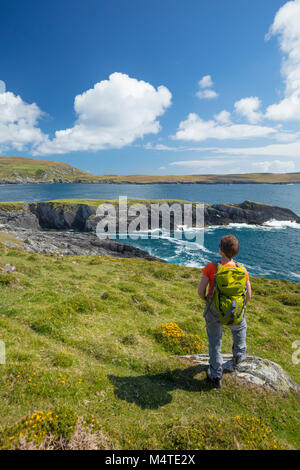 Wanderer zu Illanebeg Insel suchen, dursey Island, Beara Halbinsel, County Cork, Irland. Stockfoto